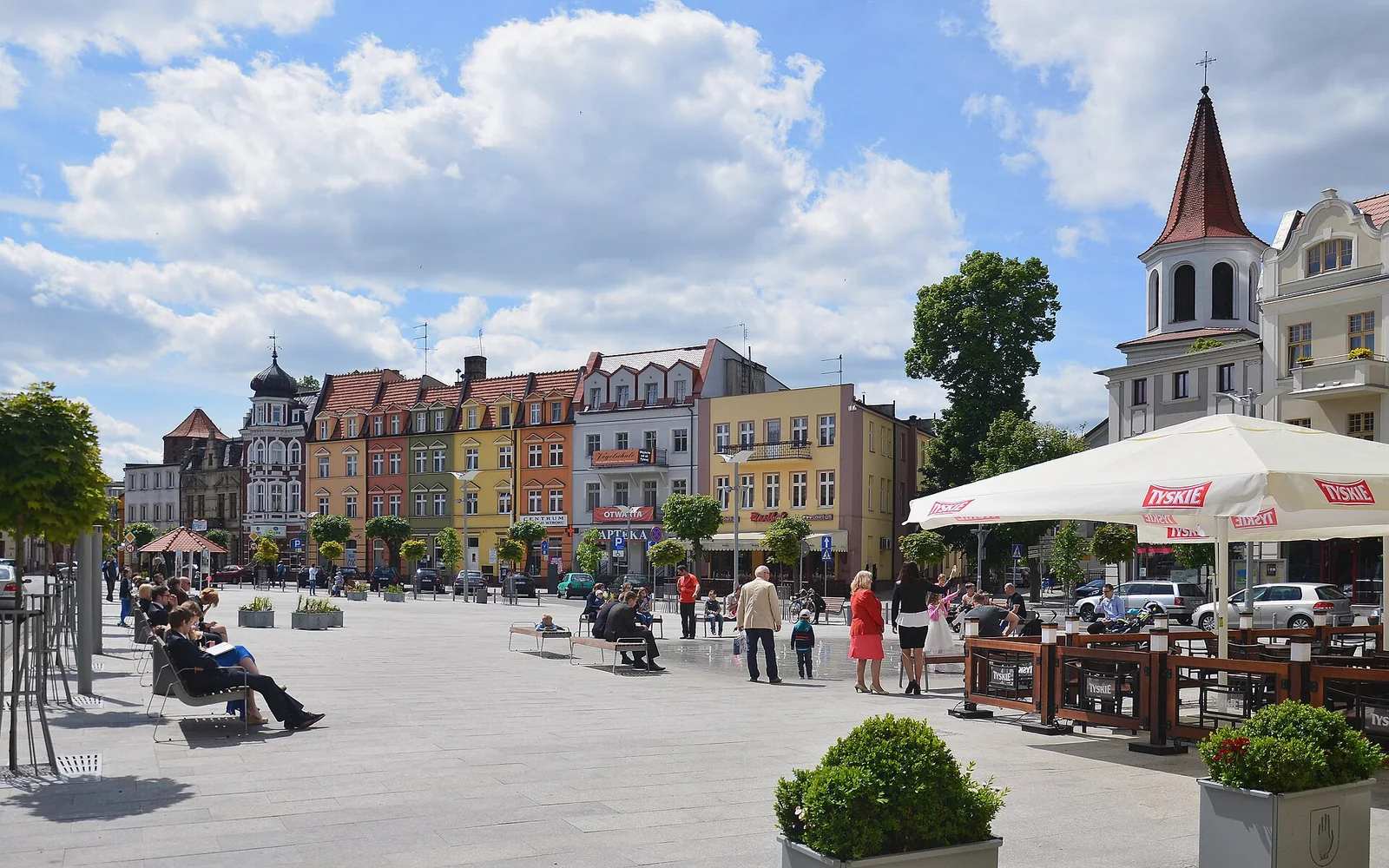 Kolorowe kamienice przy Dużym Rynku w Brodnicy, plac z latarniami i wieża ratuszowa