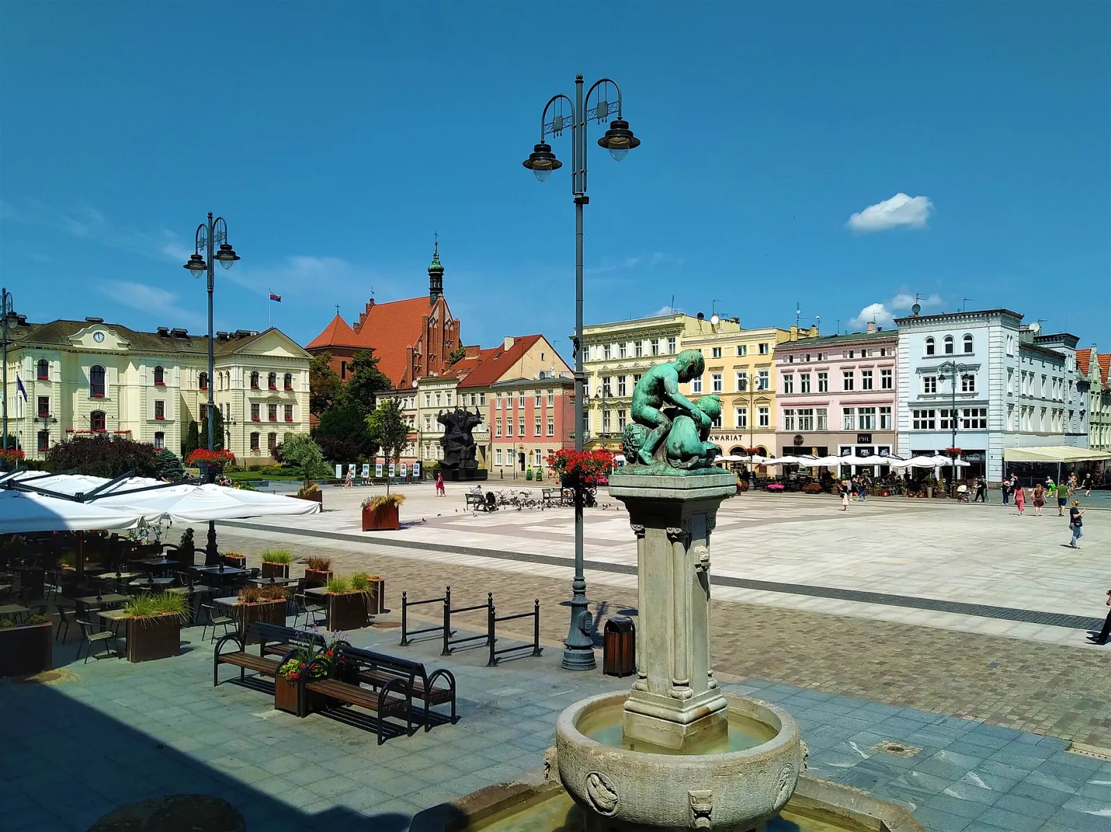 Kolorowe kamienice Starego Rynku w Bydgoszczy i zabytkowa studzienka na pierwszym planie