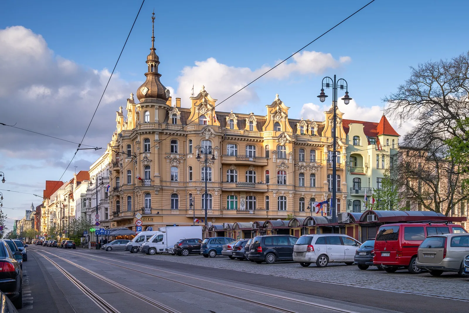 Zabytkowe kamienice przy ulicy Gdańskiej i placu Wolności w Bydgoszczy w ciepłym świetle