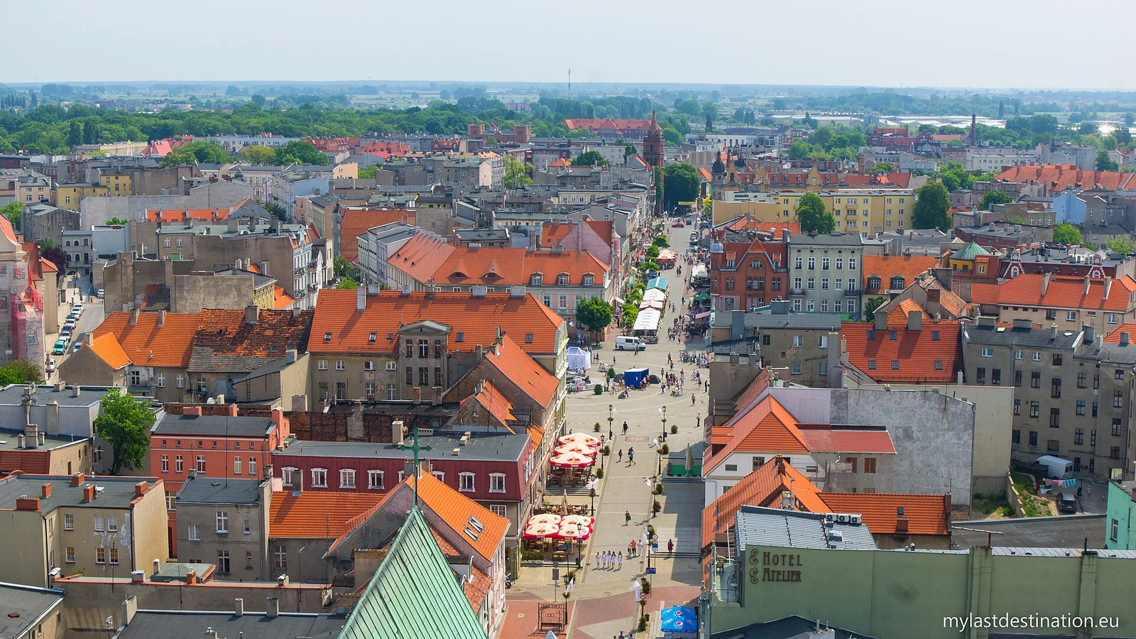 Panorama Gniezna z czerwonymi dachami kamienic, Rynkiem i ulicami Starego Miasta widziana z góry