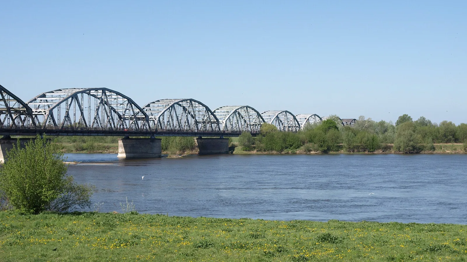 Stalowe przęsła mostu imienia Bronisława Malinowskiego nad Wisłą w Grudziądzu