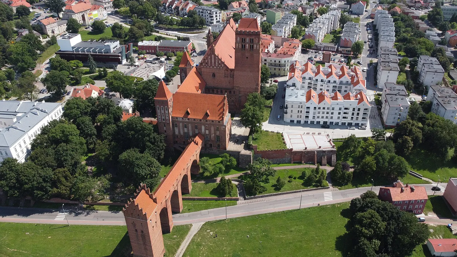 Zamek i katedra w Kwidzynie widziane z lotu ptaka, gdanisko na pierwszym planie i miejska zabudowa w tle