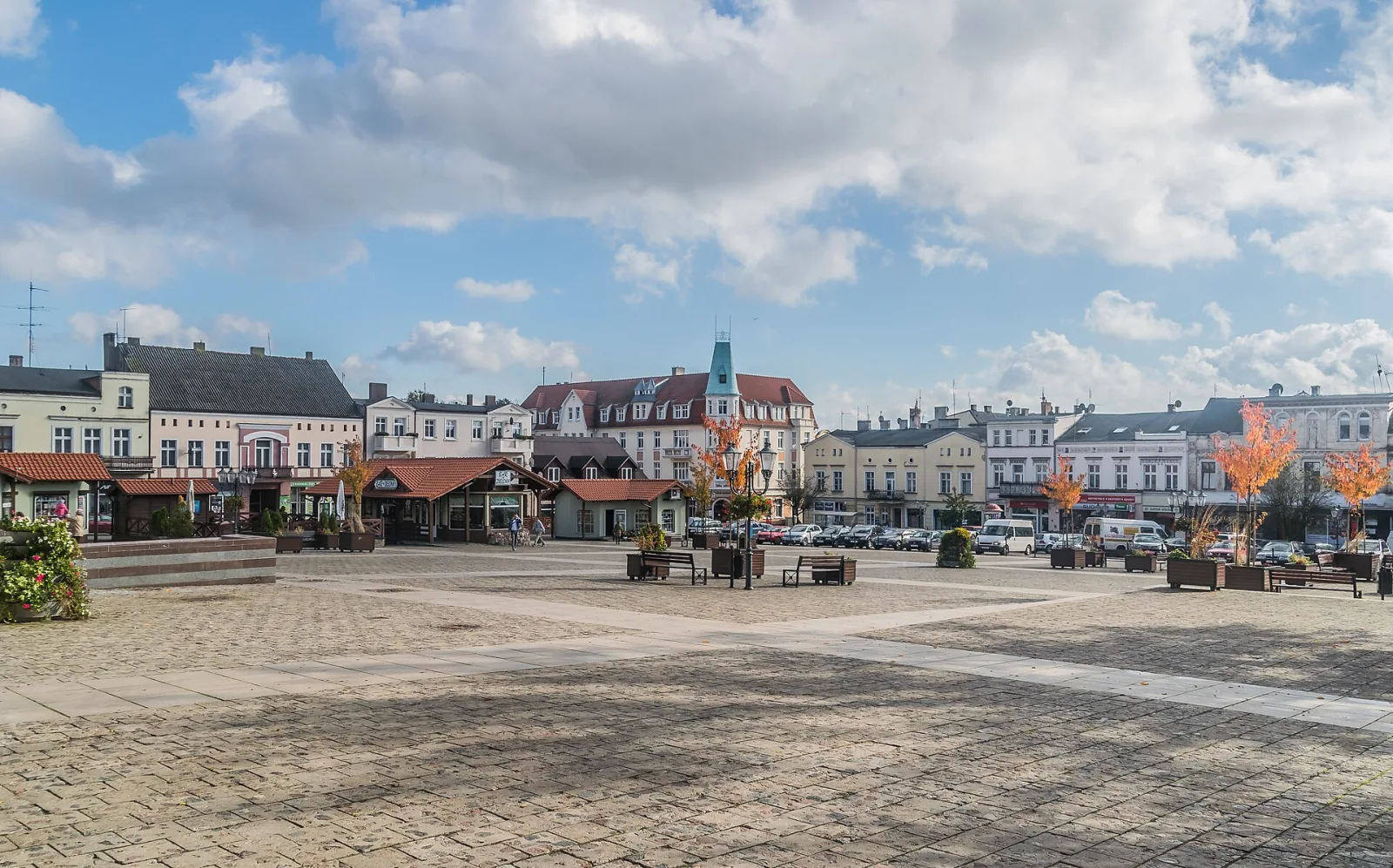 Szeroki widok na brukowany Duży Rynek w Świeciu, kamienice i dawny ratusz