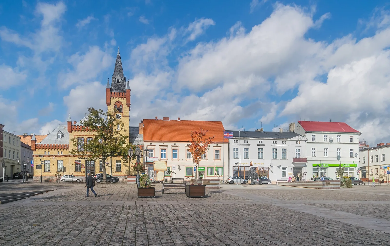 Dawny ratusz z wieżą zegarową i kolorowe kamienice przy północnej pierzei rynku w Świeciu
