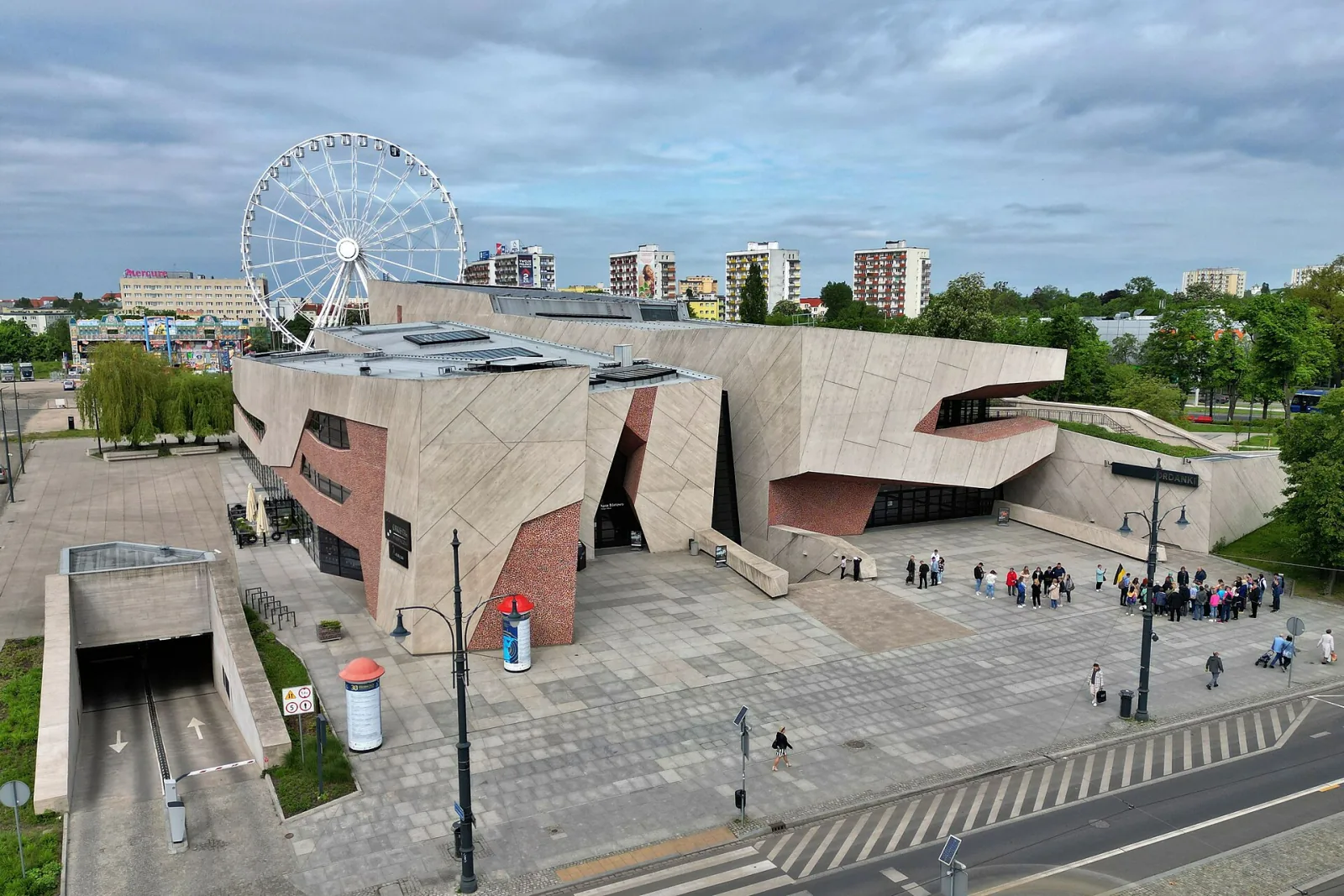 Geometryczne bryły Centrum Kulturalno-Kongresowego Jordanki w Toruniu widziane z góry