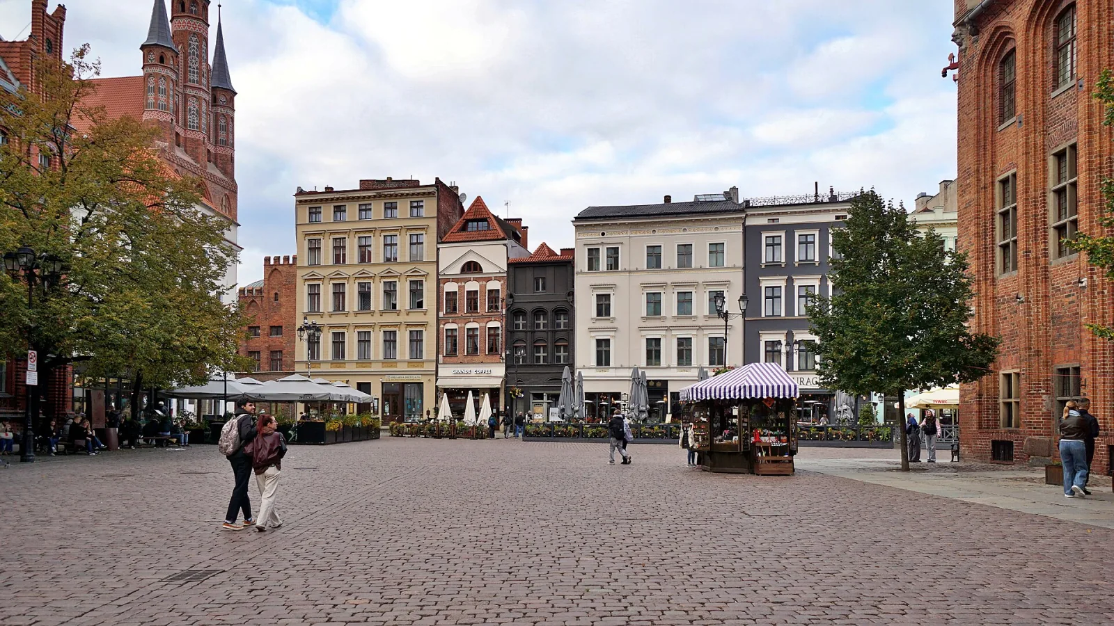 Kolorowe kamienice przy zachodniej części Rynku Staromiejskiego w Toruniu