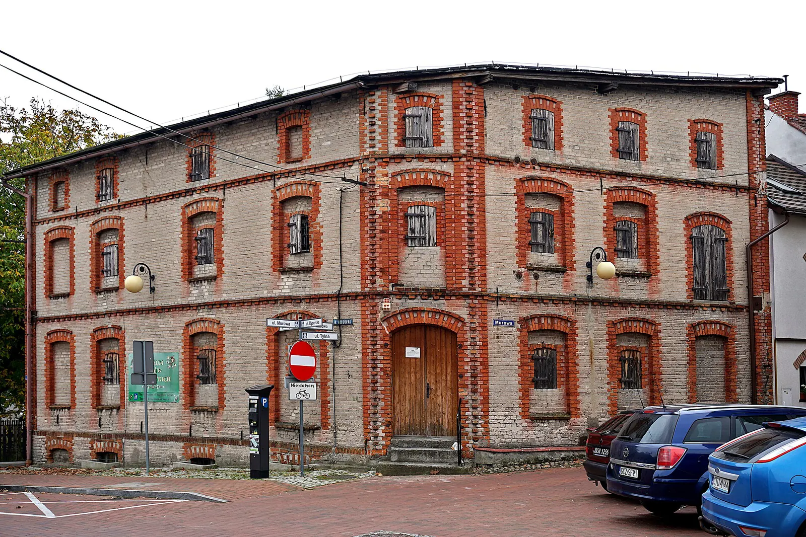Budynek Muzeum Borów Tucholskich przy Podgórnej w Tucholi, z ceglanymi obramowaniami okien i narożnikiem