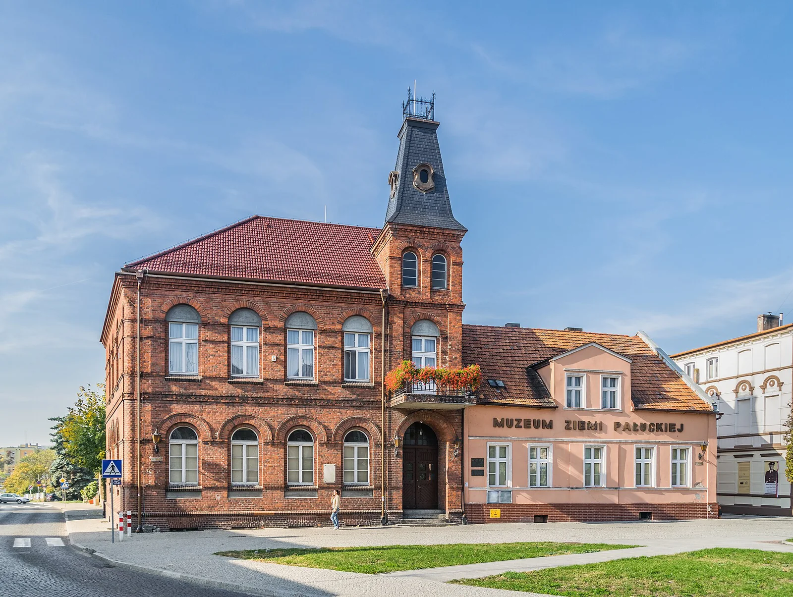 Ceglany budynek Magistratu przy placu Wolności w Żninie, siedziba Muzeum Ziemi Pałuckiej